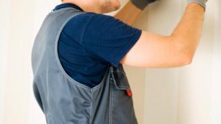 Cẩn thận bị chặt chém khi sửa điều hòa tại nhà