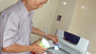 Cho quá nhiều xà phòng, máy giặt báo lỗi