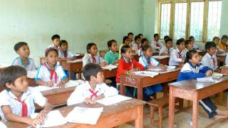 Lạm dụng tiền của học sinh mua điều hòa nhiệt độ