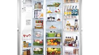 Phụ nữ mát tay chọn tủ lạnh