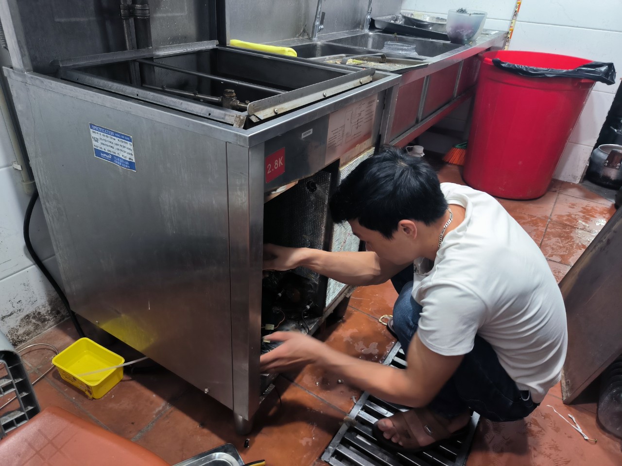 Hình ảnh thực tế sửa máy rửa bát công nghiệp cho khách sạn