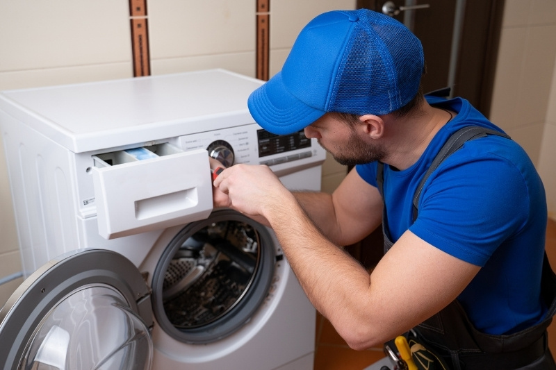 Bạn có thể liên hệ các kỹ thuật viên đến hỗ trợ sửa máy giặt