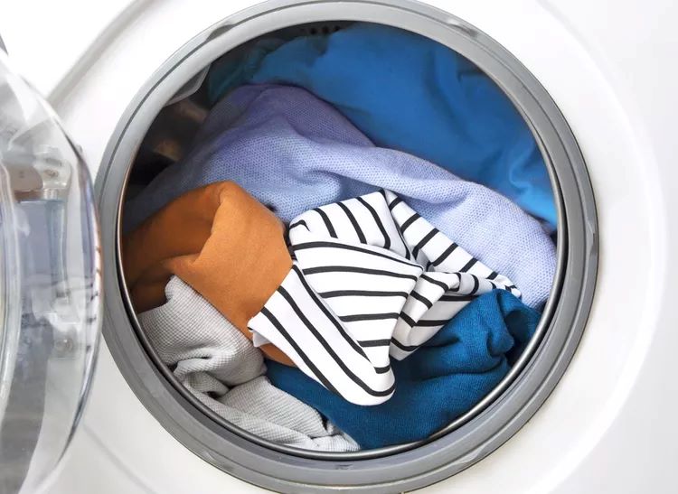Không nên để quá nhiều quần áo vào máy giặt cùng lúc