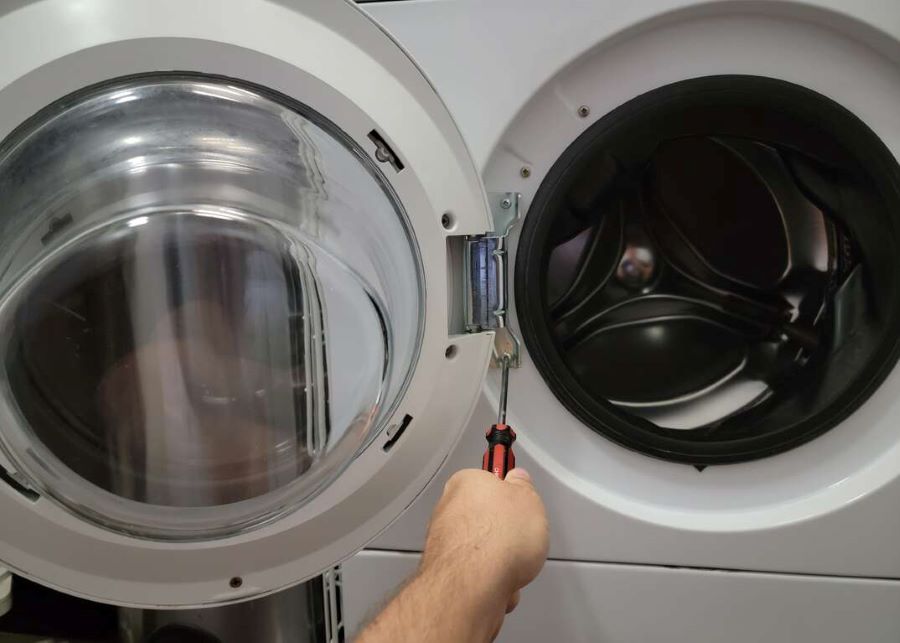 Cửa máy giặt bị hỏng có thể là nguyên nhân khiến máy không mở được cửa