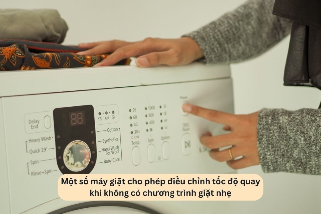 Một số máy giặt cho phép điều chỉnh tốc độ quay khi không có chương trình giặt nhẹ