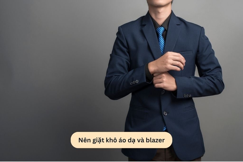 Nên giặt khô áo dạ và blazer