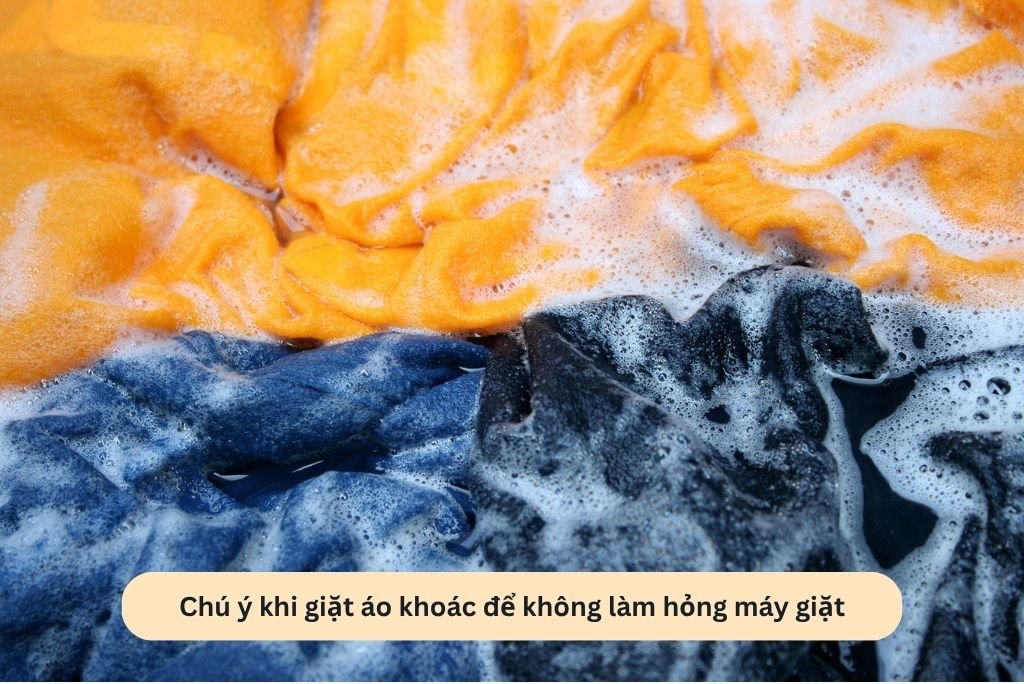 Chú ý khi giặt áo khoác để không làm hỏng máy giặt