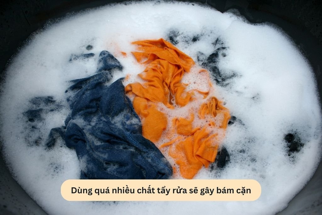 Dùng quá nhiều chất tẩy rửa sẽ gây bám cặn