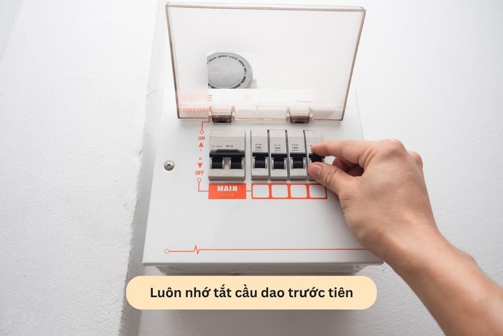 Luôn nhớ tắt cầu dao trước tiên